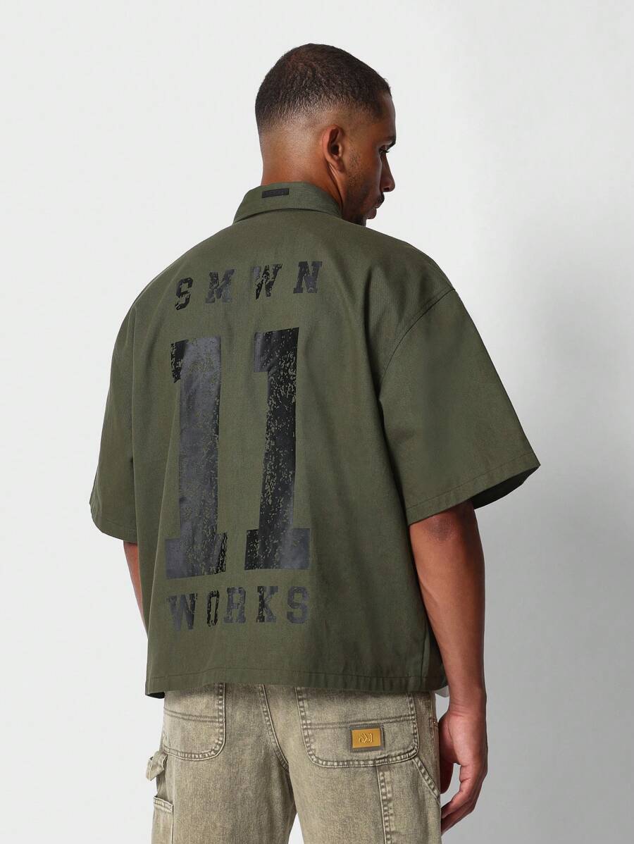 SUMWON قميص بخط زبيري من نايلون مزود بسوستة مع رسم طباعي لرقم الظهر - أخضر عسكري - مشاهدة 1