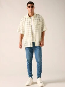 Manfinity RebelGame Camisa casual de manga corta para hombre de moda diaria con diseño de cuadros y letras