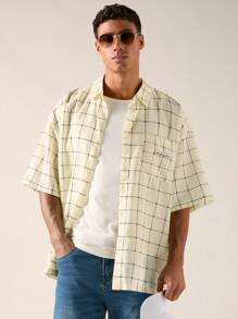 Manfinity RebelGame Camisa casual de manga corta para hombre de moda diaria con diseño de cuadros y letras