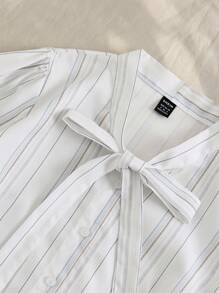 SHEIN Unity Damska koszula z krótkim rękawem i wiązaną muszką w paski - Biały - Zobacz 3