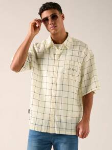 Manfinity RebelGame Camisa casual de manga corta para hombre de moda diaria con diseño de cuadros y letras