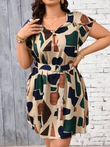 SHEIN Frenchy Vestido de verano informal con estampado geométrico, cuello redondo y mangas de pétalo para mujer de talla grande