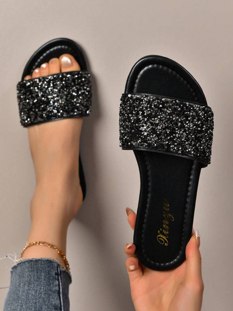 Sandal đế bằng nữ, kiểu dáng dễ phối đồ, hở mũi, nhẹ nhàng và sang trọng, đính đá lấp lánh, phù hợp cho cả bốn mùa và các hoạt động ngoài trời, thích hợp cho ngày Valentine, trang phục mùa xuân hè. - màu đen - Xem 1