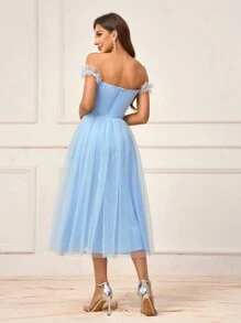 SHEIN Belle Vải lưới màu xanh lãng mạn dành cho nữ với tay áo trễ vai lạnh, váy chữ A lưới phồng có diềm xếp nếp với phần lưng hở, thích hợp cho các sự kiện đám cưới lãng mạn, váy phù dâu trang trọng - Màu xanh lam - Xem 2