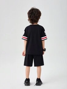 2-teiliges Set aus sportlichem, locker sitzendem Rundhals-T-Shirt mit mehrfarbigem Buchstabendruck und lässigen Shorts für Jungen. Geeignet für den Alltag und Sportausflüge., Drop Shoulder