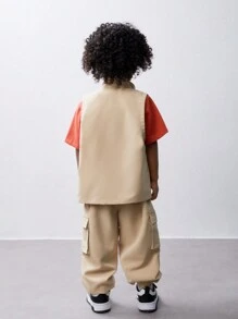 SHEIN Atuendo informal de 3 piezas para niño joven que incluye camiseta estampada de punto, chaleco de bolsillo utilitario y pantalón largo