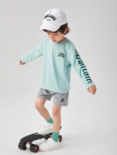 Conjunto de 2 piezas para niño joven, incluye camiseta de manga larga de malla de refrigeración y pantalones cortos deportivos grises con estampado floral, adecuado para deportes y ropa de protección solar para vacaciones