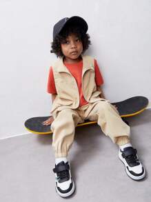 SHEIN Atuendo informal de 3 piezas para niño joven que incluye camiseta estampada de punto, chaleco de bolsillo utilitario y pantalón largo