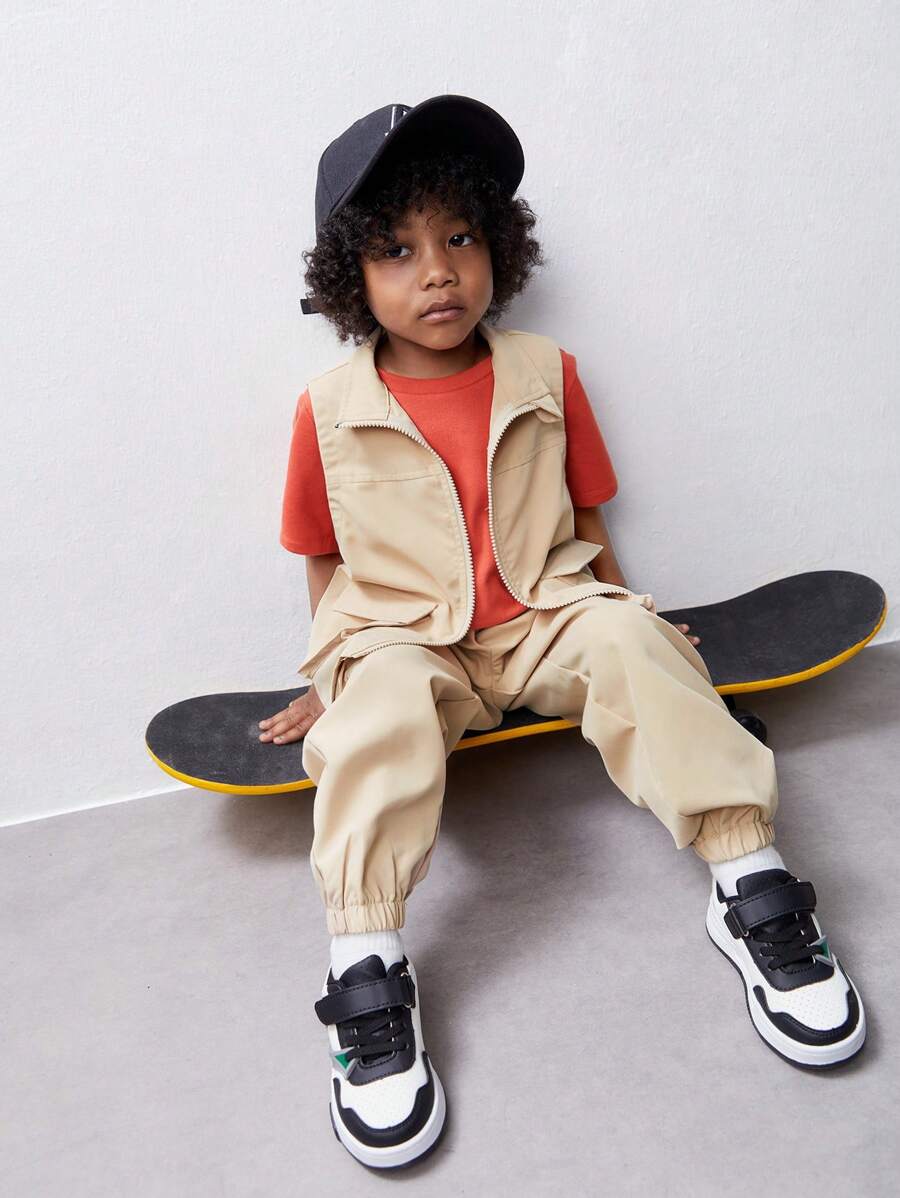 SHEIN Atuendo informal de 3 piezas para niño joven que incluye camiseta estampada de punto, chaleco de bolsillo utilitario y pantalón largo