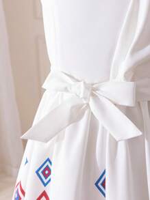 Vestido de niña preadolescente con detalles decorativos de parche en los hombros y patrón geométrico lindo