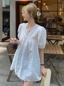 女士纯色系带领镂空刺绣休闲短袖衬衫，随机拼接白色夏季款 - 白色 - 查看 5