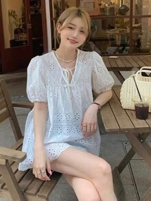 女士纯色系带领镂空刺绣休闲短袖衬衫，随机拼接白色夏季款 - 白色 - 查看 4