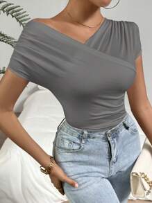 SHEIN Privé Women's Summer Solid Color Asymmetrical Neck Short Sleeve Slim Fit T-Shirt With Pleats