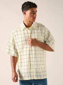 Manfinity RebelGame Camisa casual de manga corta para hombre de moda diaria con diseño de cuadros y letras