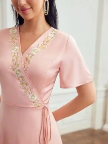 MOTF PREMIUM 交叉領口刺繡花卉圖案打結腰帶連衣裙 - 粉色 - 查看 3