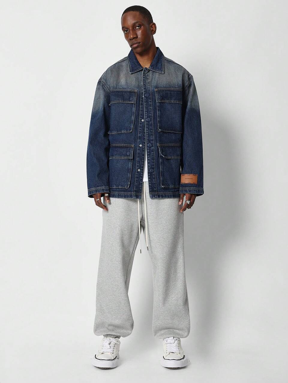 SUMWON Camisa Denim Caixote com Bolso Remendado e Caimento Alongado