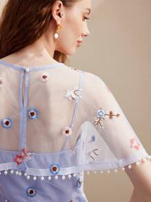 MOTF PREMIUM VESTIDO DE MANGA DE CAPA CON MALLA BORDADA CON DISEÑO FLORAL SIN CINTURÓN