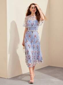 MOTF PREMIUM VESTIDO DE MANGA DE CAPA CON MALLA BORDADA CON DISEÑO FLORAL SIN CINTURÓN