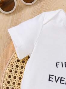 嬰兒女童短袖連體衣，圓領設計，印有字母圖案