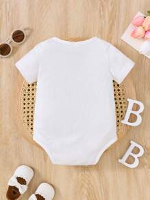 嬰兒女童短袖連體衣，圓領設計，印有字母圖案