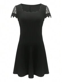 SHEIN LUNE Robe estivale extensible pour dames, encolure carrée ondulée, manches courtes avec empiècement en dentelle ajourée