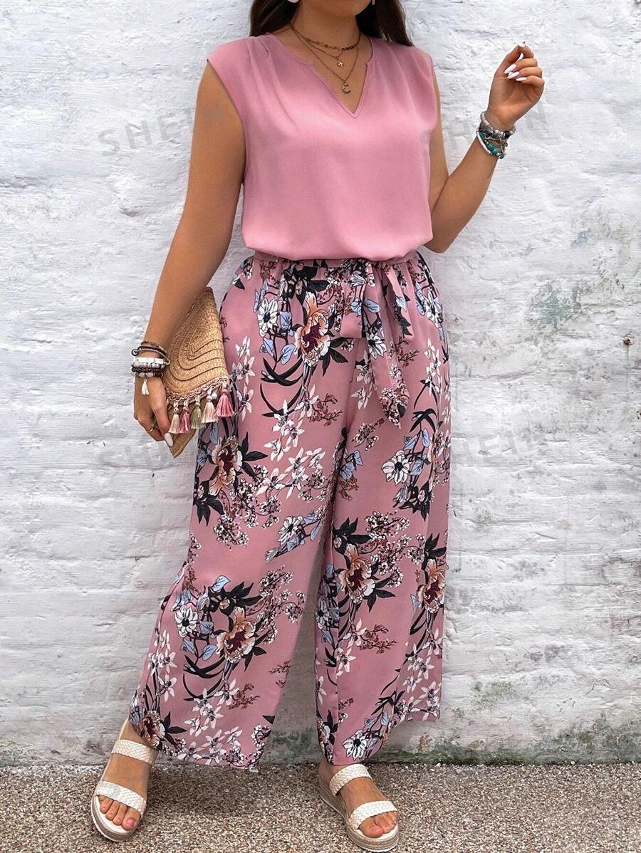 SHEIN VCAY Conjunto de dos piezas en talla grande para vacaciones, compuesto por camisa de cuello en V con muesca en unicolor y pantalones anchos de pierna con estampado de flores