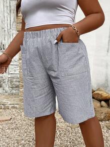 SHEIN CURVE+ Gestreifte kurze Hose in großen Größen mit Taschendesign für lässige Anlässe