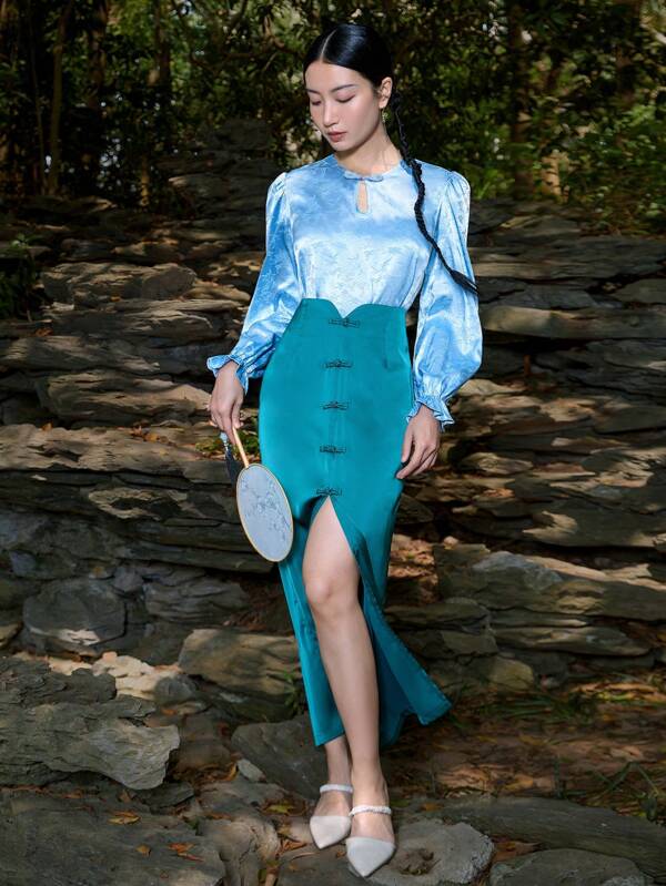 EastFlair Nuevo conjunto de mujer de estilo chino casual para otoño, con blusa de satén cuello qipao con detalle de corte de gota de agua y mangas de campana, combinado con falda recta con abertura en el bajo