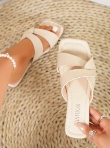 新款春夏潮流女士H拖鞋，时尚休闲风一脚蹬罗马凉鞋，休闲黑/棕/米色平底压花舒适拖鞋，时尚博主推荐Desert Key法式高档拖鞋，闪亮坡跟厚底凉鞋，仙女风一脚蹬凉鞋，爱助手法式一脚蹬低跟圆头拖鞋，Ins风简约室内防臭防滑户外拖鞋，鳄鱼皮花纹拖鞋，百搭平底一脚蹬金属装饰，夏季时尚百搭。