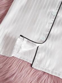 SHEIN Conjunto de pijama de 2 piezas con chaqueta de punto de manga corta a rayas y shorts para niñas