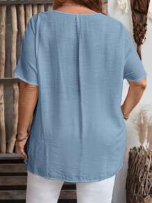 EMERY ROSE 大尺碼V領純色不對稱下擺夏季休閒襯衫 - 淺藍色 - 查看 2