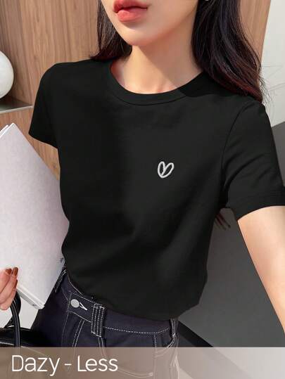 Dazy-Less Camiseta de mujer de manga corta con cuello redondo y bordado de corazón, casual y de negocios, ropa de trabajo para mujer