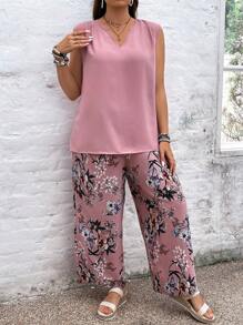 SHEIN VCAY Conjunto de dos piezas en talla grande para vacaciones, compuesto por camisa de cuello en V con muesca en unicolor y pantalones anchos de pierna con estampado de flores
