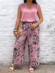 SHEIN VCAY Conjunto de dos piezas en talla grande para vacaciones, compuesto por camisa de cuello en V con muesca en unicolor y pantalones anchos de pierna con estampado de flores