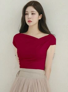 DAZY 女式夏季纯色短袖 T 恤，不对称领口和褶皱设计学院风上衣 - 紅色 - 查看 3