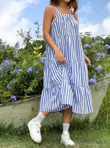 SHEIN EZwear 夏日休閒藍白條紋鬆緊A字輪廓無袖洋裝，配方形領口與寬鬆剪裁