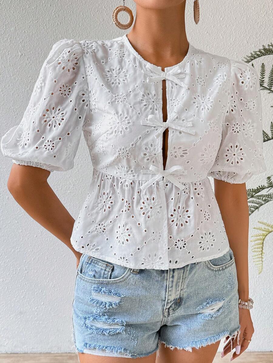 Breezaya 中空提花綁帶襯衫，泡泡袖設計 - 白色 - 查看 1