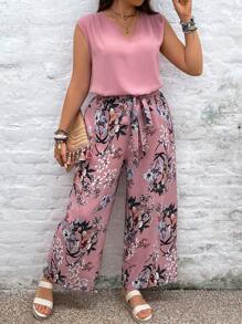 SHEIN VCAY Conjunto de dos piezas en talla grande para vacaciones, compuesto por camisa de cuello en V con muesca en unicolor y pantalones anchos de pierna con estampado de flores