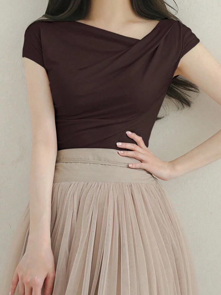 DAZY Camiseta de mujer de manga corta con cuello asimétrico, unicolor, estilo preppy - Marrón Chocolate - Añade 2