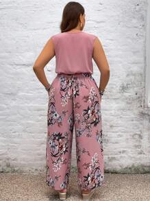 SHEIN VCAY Conjunto de dos piezas en talla grande para vacaciones, compuesto por camisa de cuello en V con muesca en unicolor y pantalones anchos de pierna con estampado de flores