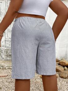 SHEIN CURVE+ Gestreifte kurze Hose in großen Größen mit Taschendesign für lässige Anlässe