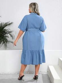 SHEIN CURVE+ Robe en jean grande taille décontractée et à la mode avec ceinture, bleu