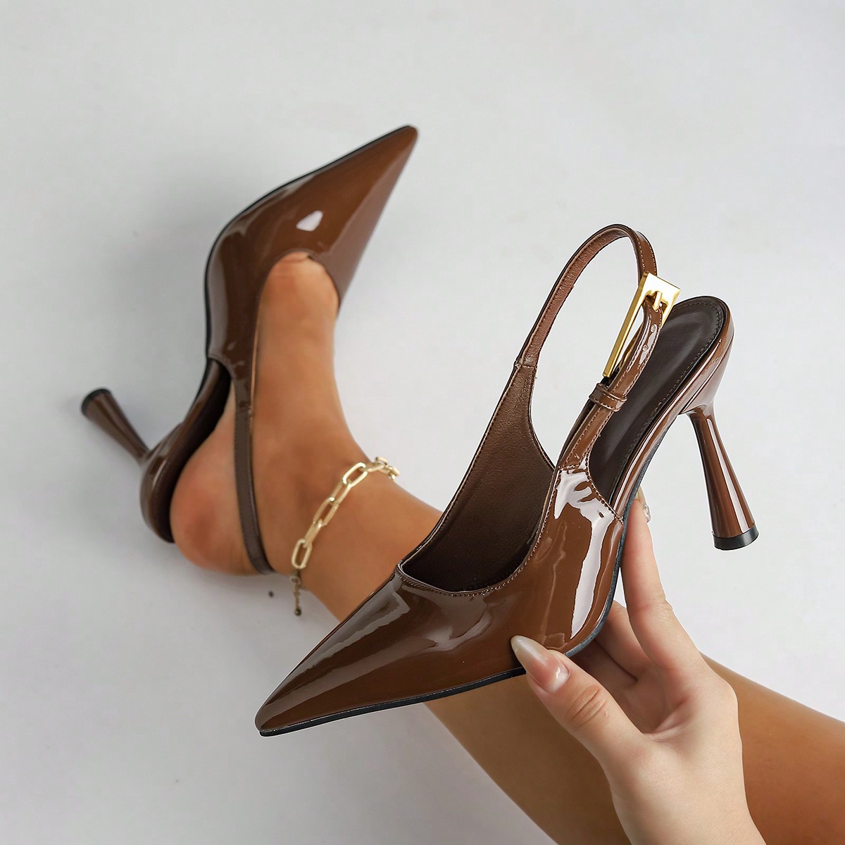 Tacones altos de mujer con puntera puntiaguda, ornamento de moda, bomba de cuero patentado con correa trasera, elegante, tacones puntiagudos