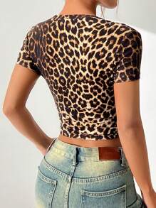 SHEIN EZwear Tricou de vară cu mânecă scurtă, cu decolteu rotund, slim fit, cu volane cu imprimeu leopard