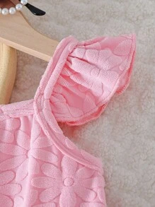 Ensemble enfant fille avec un haut fleuri à manches courtes et un short pour l'été