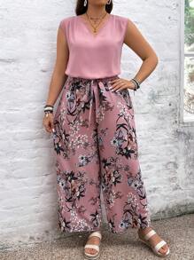 SHEIN VCAY Conjunto de dos piezas en talla grande para vacaciones, compuesto por camisa de cuello en V con muesca en unicolor y pantalones anchos de pierna con estampado de flores