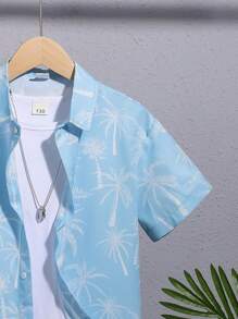 SHEIN 男童休闲度假椰树印花 Polo 领开襟短袖梭织衬衫 - 淺藍色 - 查看 5