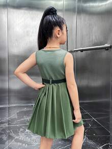 SHEIN Explorewe Młoda dziewczyna fajna, plisowana, wojskowa, zielona sukienka bez rękawów z paskiem