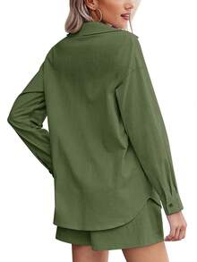 Set di camicia a maniche lunghe e shorts semplice e minimalista per donna, adatto per uso quotidiano