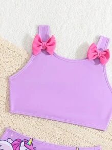 年轻女孩简单印花比基尼套装配蝴蝶结装饰夏日海滩